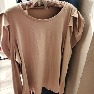 Boutique Long-Sleeved Top With Puffed Shoulders.